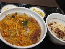 今日のディナーは、「なか卯」　牛とじ丼小うどんセット550円
