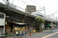 消え行く高架下住宅とスカイライナー