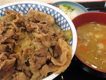 今日のランチは、「吉野家」牛丼Ｂとん汁セット特盛り　740円
