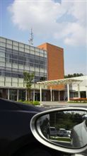 桐生市役所新里支所の図書館で読書