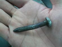こんな釘がタイヤに刺さるなんて…