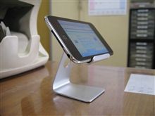 デスクの上の小さなiMac。