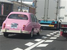 ピンクのクルマが、びゅーっと!?