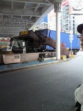 【速報】 数寄屋橋でコンテナ車事故！