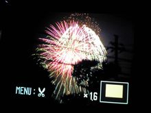超短い？ 季節外れの花火大会
