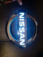 光るNISSANエンブレム
