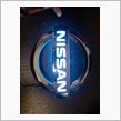 光るNISSANエンブレム