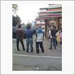 突然対向車の方に…