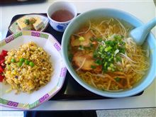 ラーメン食べ歩き第９６弾♪　( ^_^)／ ドモ 　新幹線ラーメンの塩ラーメンと半チャーハンのセット！！