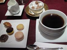 「メゾン・ポールボキューズ」コーヒー　小菓子