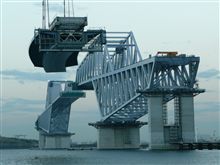 【東京ゲートブリッジ】若洲側海上アプローチ部箱桁架設工事