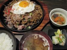 今日のランチは、「MARUYOSHI」目ん玉焼きそば定食 900円