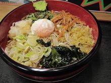 今日のディナーは、鴬谷「本陣」温玉むじなそば500円＋特盛り200円