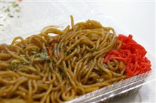 今日のブランチは、幕張メッセ内の焼きそば