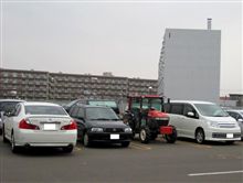 駐車場に、燃える男の赤いマシン！！