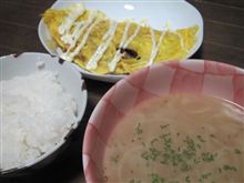 今日のディナーは、スマ僧手作り挽肉のオムレツとオニオンスープ