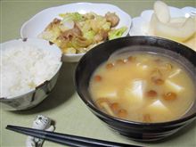 今日のディナーは、スマ僧手作り肉野菜炒め、とうふとなめこの味噌汁