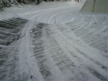 雪を専用の道具でどかす作業｡