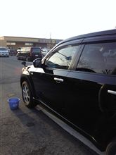 スーパー駐車場での洗車