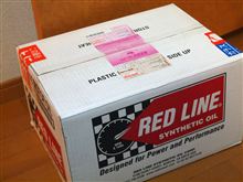 届け物はREDLINEの箱で