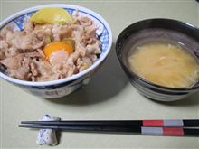 今日のディナーは、スマ僧手作りの「すた丼」