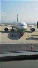 飛行機遅れてます。