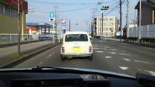 クラシックミニに黄色い板が…