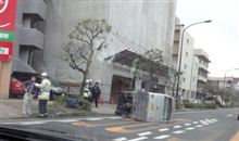 ひっくり返った軽ワゴン