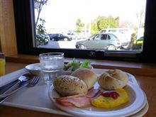 朝食、食べながら無事祈る！！
