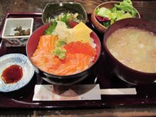 今日のランチは、「浜の母や」サーモンとイクラの親子丼