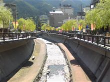 観光客の振りしてます。