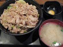 今日のブランチは、「伝説のすた丼」肉増し