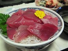 今日のディナーは、近所のスーパーで買ったマグロで鉄火丼