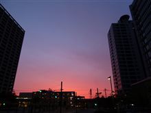 朝焼けの街角