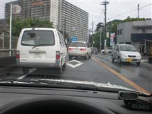 斜めって待つ人