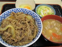 今日のディナーは、「吉野家」特盛、豚汁、御新香、生卵