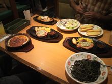 サイゼリアで食事しています。