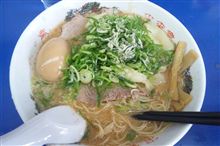 暑い日は熱々のこってりラーメンを！