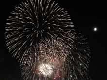 題名「月と花火」