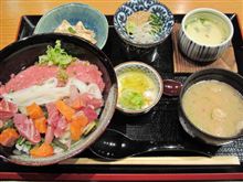 今日のランチは、「転石亭 HANARE」 旨だし海鮮丼 ９００円