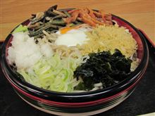 今日のディナーは、「石臼生そば　本陣」温玉むじなそば500円＋特盛り200円