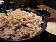 今日のディナーその２は、「伝説のすた丼」すた丼 600円＋肉増し 130円