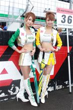 スーパーGTin菅生 高橋千咲姫さん（左）滝沢愛里沙さん（右）