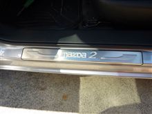 ドアにMAZDA2のプレートを貼ってみた