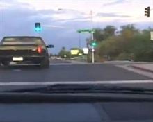 車のホーンを警笛に改造して、道行く人を驚かせるイタズラ