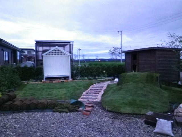 今日もせっせとdiy庭作り 芝生張り付け完了 ふじpのブログ ふじpです みんカラ