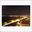 夜湖 宿から夜の湖景色を見る