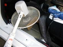 カーブでザザザと音がして助手席足元が
