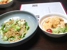今日のお昼、焼きそばとエビマヨのセット。