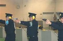 この警官の発砲に何か問題でも？